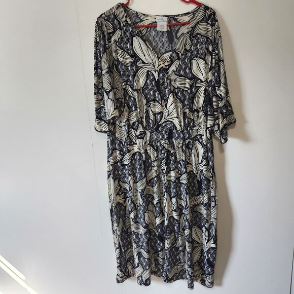 Jaclyn Smith Dresses & Skirts - Jaclyn Smith Black White Floral Dress 2X V Neck Flutter Sleeve Stretch Midi